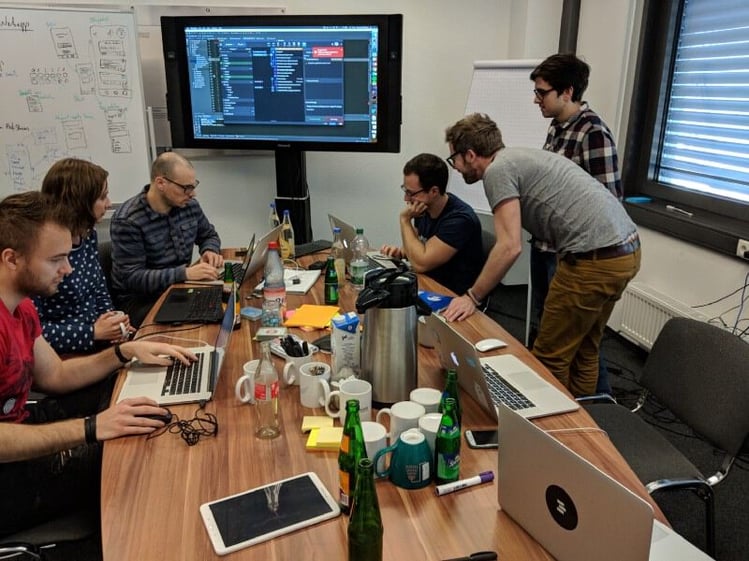 Teile des Teams beim firmeninternen Hackathon 2018 im Konferenzraum