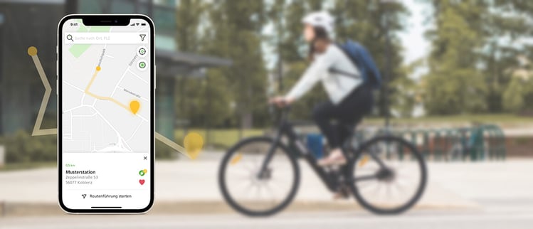 Screenshot der App mit Fahrrad Fahrer im Hintergrund
