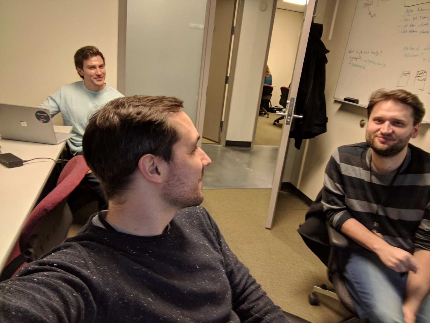 Lucas vom Microsoft-Teams-Bots-Team, Eugen und ich in unserem Dev-Lab
