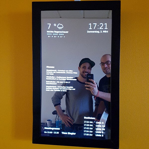 Smart Mirror mit Spiegelbild von Jannik und Philipp