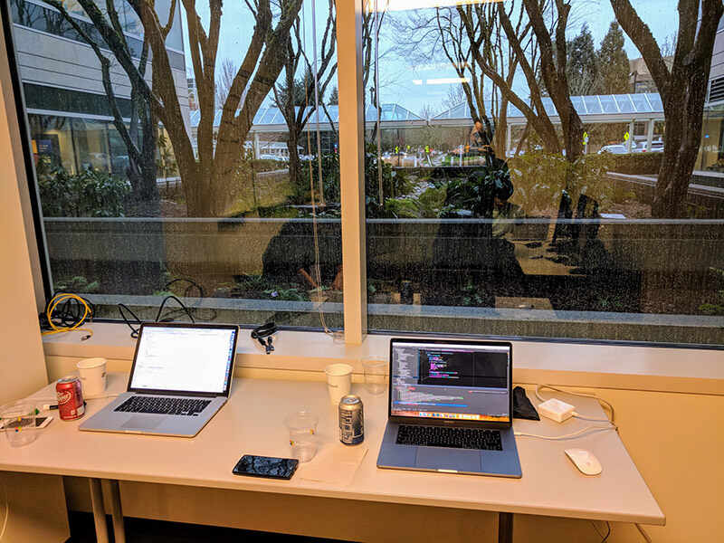 Arbeitsplatz mit zwei Laptops und Coding Programmen