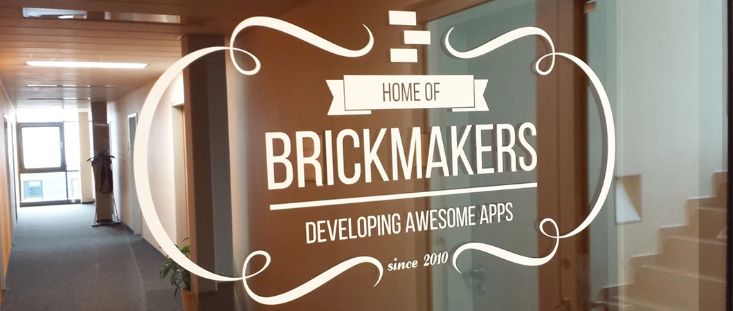 Brickmakers Stickergrafik auf Glastür