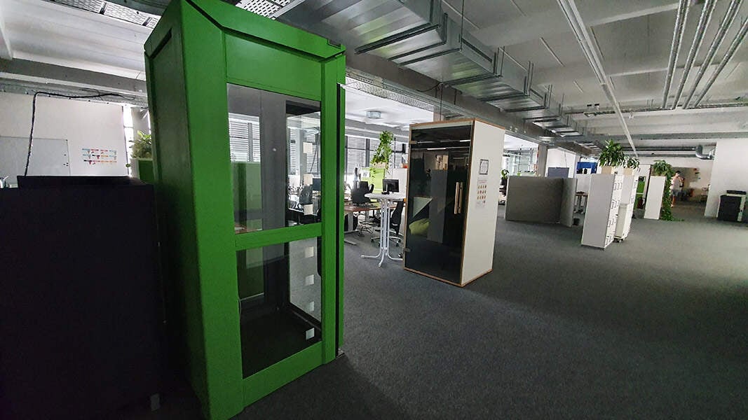 grüne Telefonbox im Büro