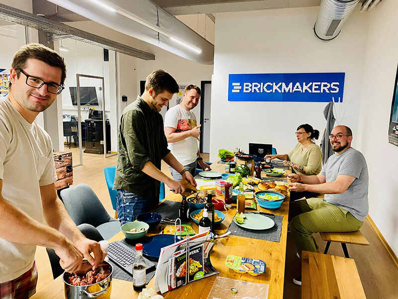 Brickmakers Team kocht und isst zusammen
