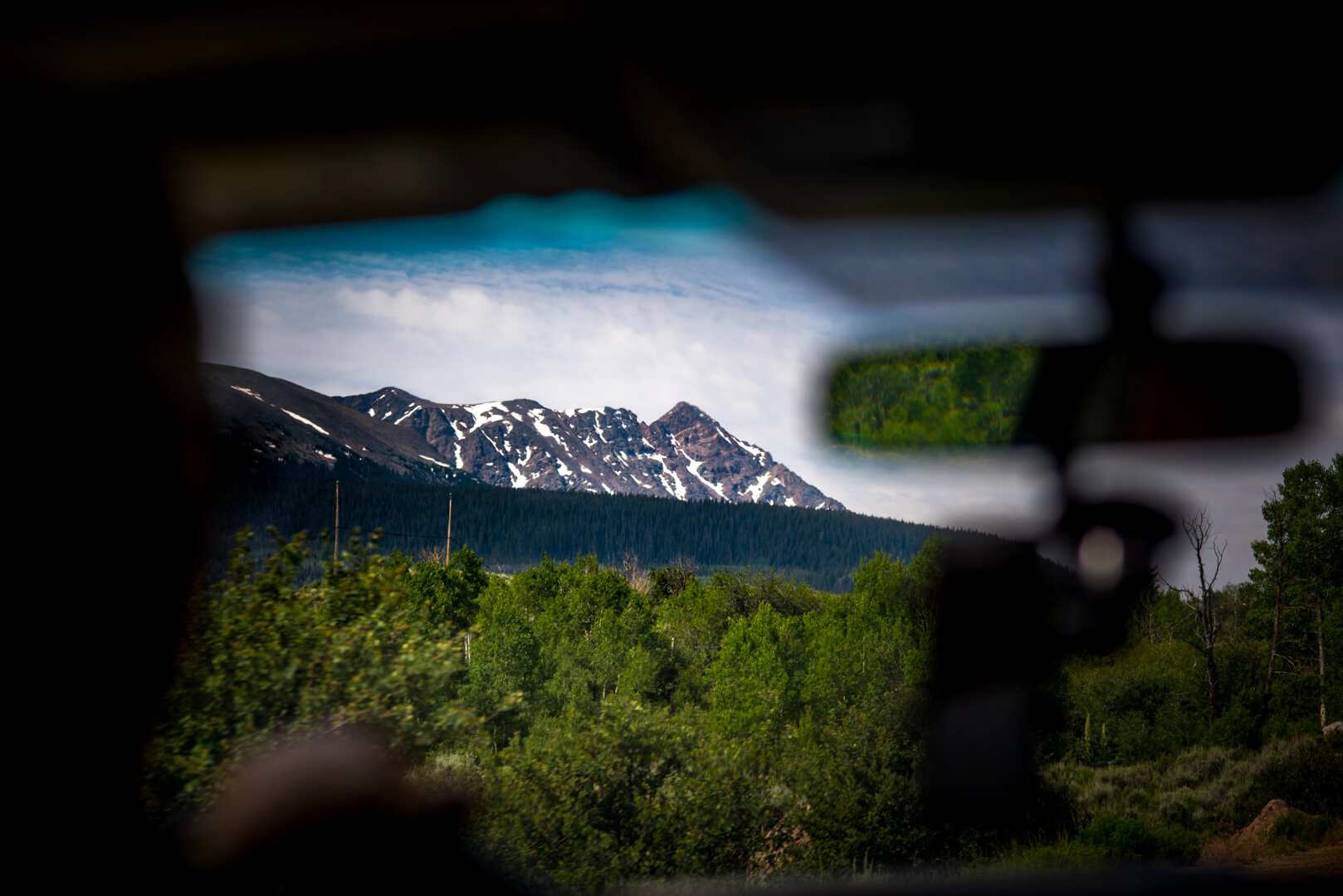 Blick aus einem Auto auf Natur und Berge